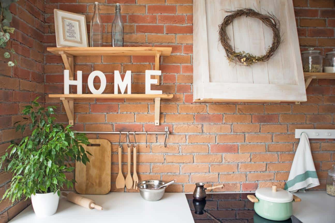 4. Cottagecore - mobilă de bucătărie, hotă, plantă în ghiveci, semn cu home